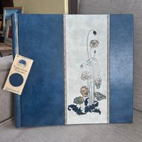 Album fotografico blu con fiori piangenti