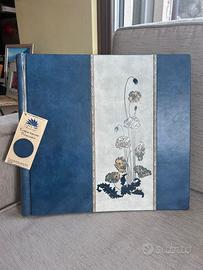 Album fotografico blu con fiori piangenti