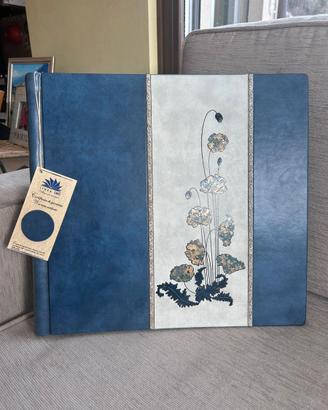 Album fotografico blu con fiori piangenti