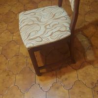 Tavolo rotondo con sei sedie