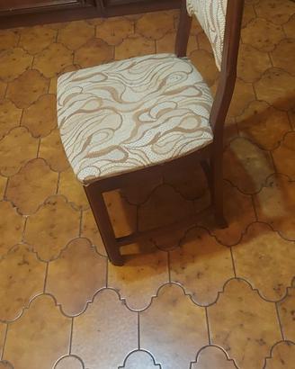 Tavolo rotondo con sei sedie