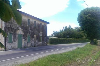 Casa a due piani con ampio scoperto