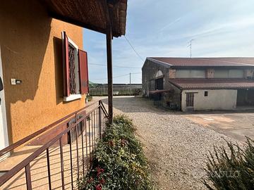 Zevio periferia: casa indipendente con magazzino