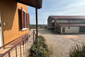 Zevio periferia: casa indipendente con magazzino