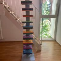 Libreria verticale in metallo