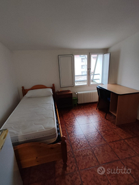 Camera singola arredata in mansarda