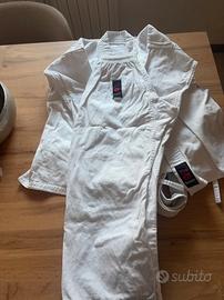 Vestito karate bianco con fasce bianca e giallo