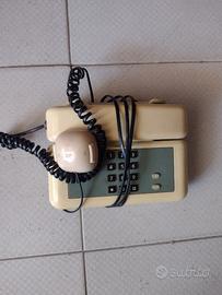 Telefoni da tavolo retrò con cavo usati