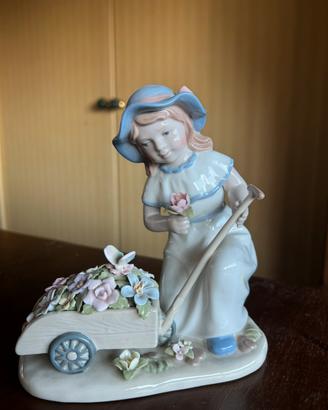 Statuina in porcellana  bambina con carriola fiori