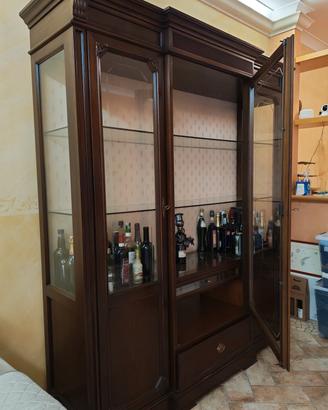 Vetrina in legno stile classico