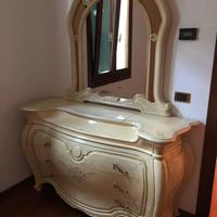 Comó con specchiera e comodini