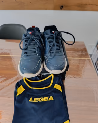 scarpe n.37 e maglietta Legea 