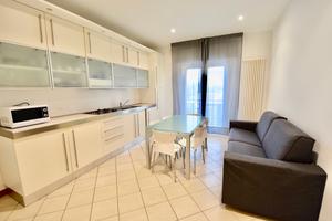 Giugno moderno bilocale 150 m dal mare