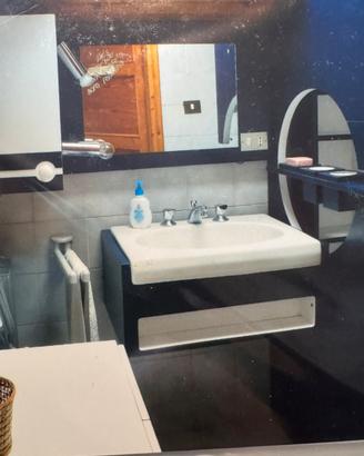 Mensola e mobile bagno