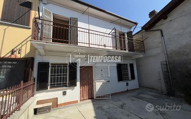 CASA SEMINDIPENDNETE CON CORTILE E DOPPIO BOX AUTO