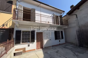 CASA SEMINDIPENDNETE CON CORTILE E DOPPIO BOX AUTO