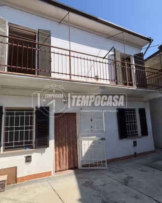 CASA SEMINDIPENDNETE CON CORTILE E DOPPIO BOX AUTO