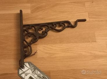 n° 4 Ganci/staffe da parete in ghisa