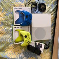 xbox one+2 controller+stazione di ricarica+8giochi