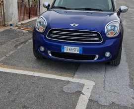 Mini cooper countryman blu con tetto bianco