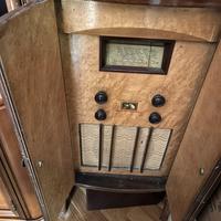Radio antica “La voce del padrone” in mobiletto.