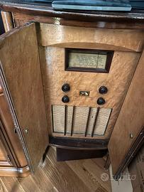 Radio antica “La voce del padrone” in mobiletto.