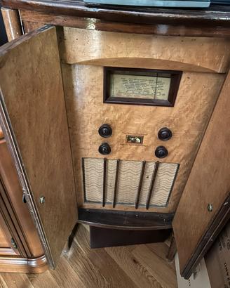 Radio antica “La voce del padrone” in mobiletto.