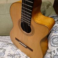 Chitarra classica elettrificata di liuteria