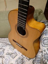 Chitarra classica elettrificata di liuteria