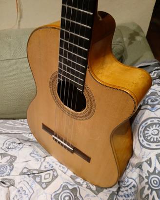 Chitarra classica elettrificata di liuteria