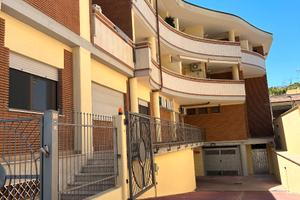 Trilocale centrale con 2 posti auto e Cantina