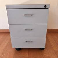 Scrivania con cassettiera per ufficio o abitazione