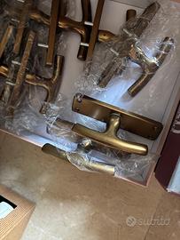 maniglie in ottone per finestra sistema Cremonese