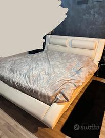 Letto matrimoniale in pelle