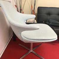 Poltroncina da salotto girevole con braccioli