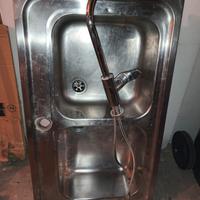 Lavello cucina con rubinetto