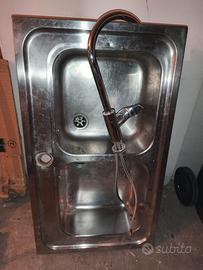 Lavello cucina con rubinetto