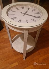 Comodino con orologio 
