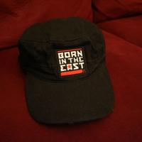 Cappello tedesco nero con scritte ricamate rosse,