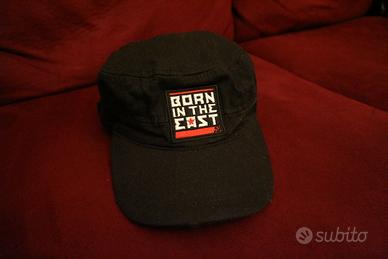 Cappello tedesco nero con scritte ricamate rosse,