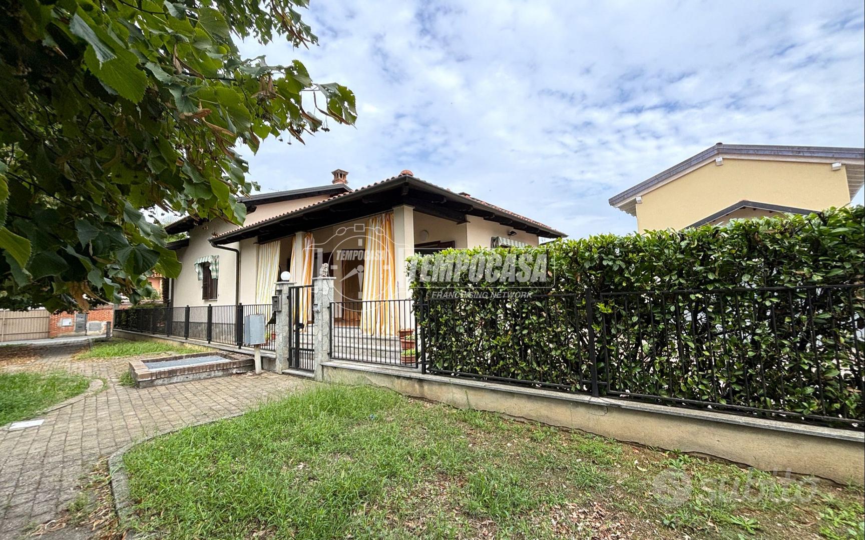 ESCLUSIVA VILLA NEL CENTRO DI RECENTE COSTRUZIONE - Vista 3