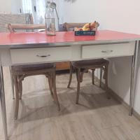Tavolo vintage rosso 4 persone con cassetti