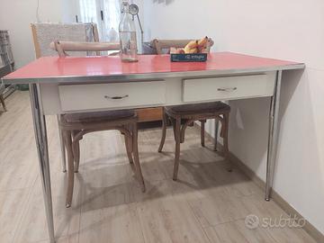 Tavolo vintage rosso 4 persone con cassetti