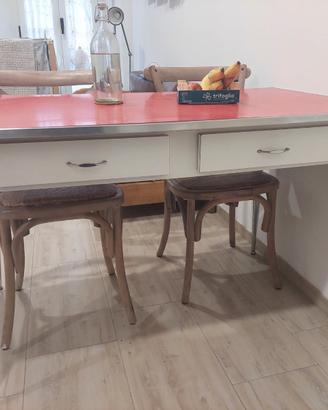 Tavolo vintage rosso 4 persone con cassetti
