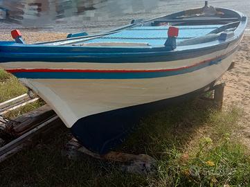 Barca in legno con motore