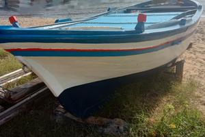 Barca in legno con motore