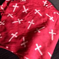 Foulard rosso con croci bianche