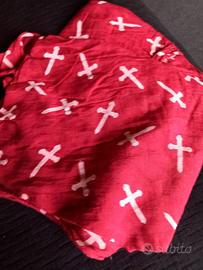 Foulard rosso con croci bianche