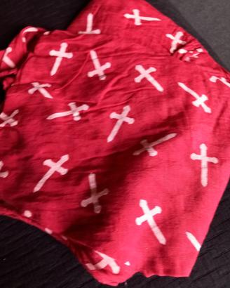 Foulard rosso con croci bianche