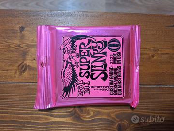 Chitarra elettrica, custodia e mini amplificatore.